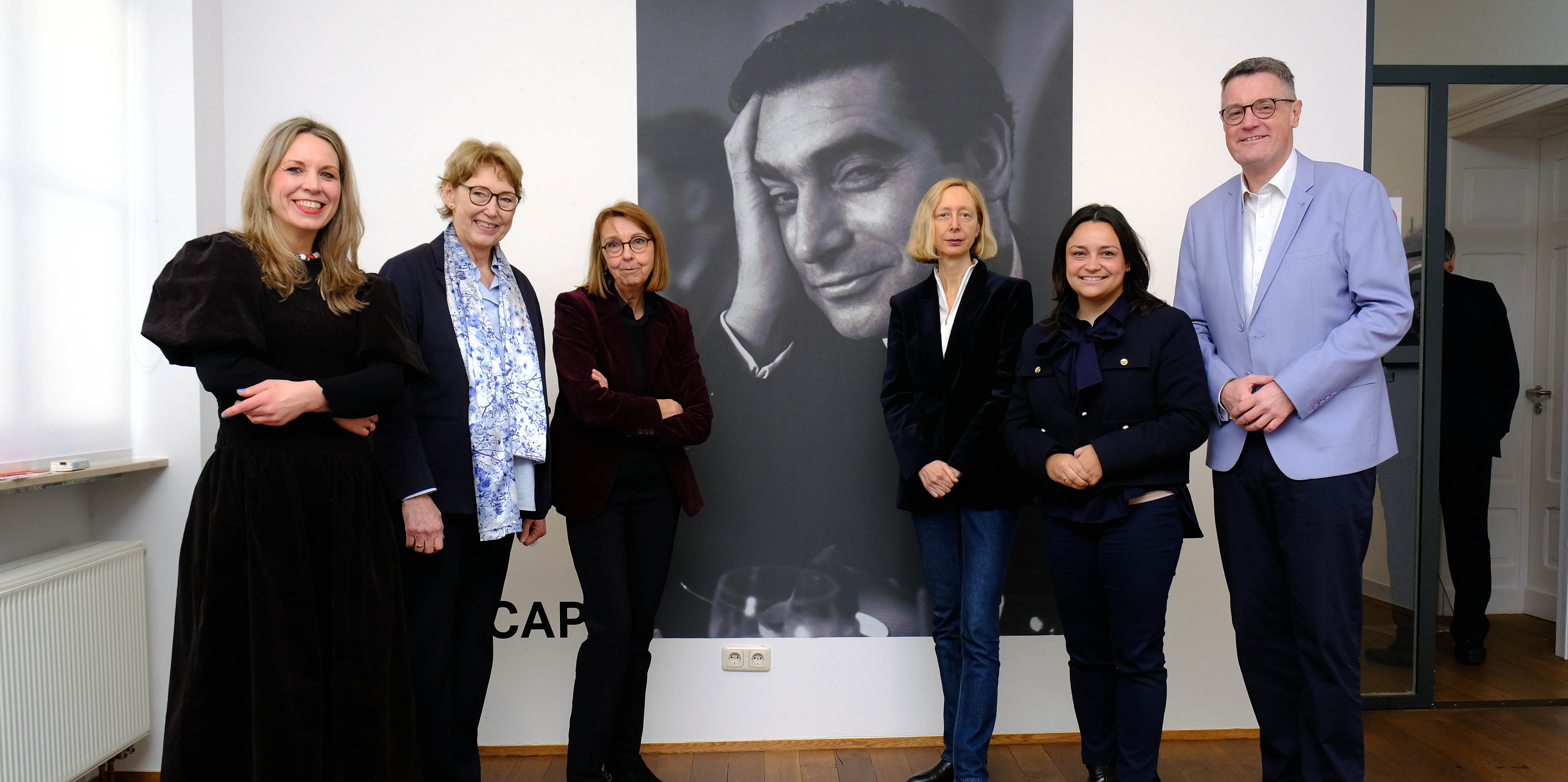 Ein Foto bei der Ausstellungseröffnung (von links:) Joanna Szymanska, Karin Schmitt-Promny, Dr. Nina Mika-Helfmeier, Andréa Holzherr, Catarina dos Santos & Dr. Tim Grüttemeier Ein Foto bei der Ausstellungseröffnung (von links:) Joanna Szymanska, Karin Schmitt-Promny, Dr. Nina Mika-Helfmeier, Andréa Holzherr, Catarina dos Santos & Dr. Tim Grüttemeier